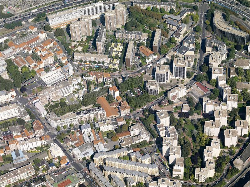 Ville du Val-de-Marne, la plus petite en superficie de son département avec à peine plus d'un km², limitrophe des 13e et 14e arrondissements de Paris, peuplée de 18 000 habitants :