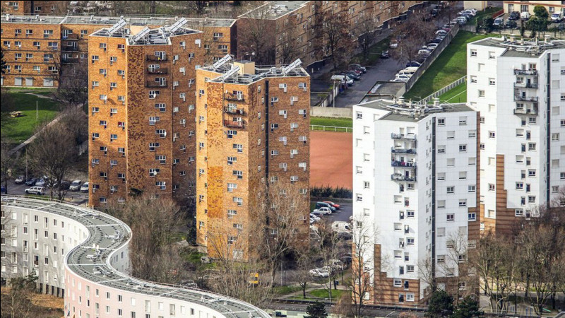 Ville de Seine-Saint-Denis, limitrophe du 19e arrondissement de Paris, peuplée de 87 000 habitants :