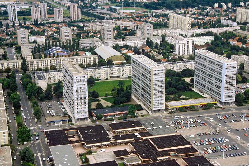 Ville de l'Essonne, située dans l'extrémité nord du département, sur un plateau bordé par la Bièvre, peuplée de 50 000 habitants :