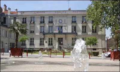 Ville de Seine-Saint-Denis, limitrophe du 19e arrondissement de Paris ; c'est la plus petite commune du département, étendue sur seulement 70 ha et peuplée de 17 000 habitants :