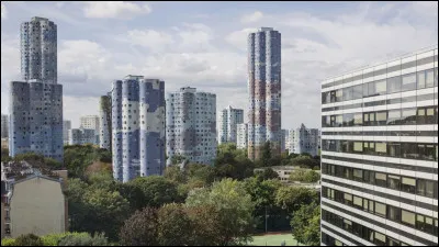 Ville des Hauts-de-Seine, préfecture du département, peuplée de 96 000 habitants :