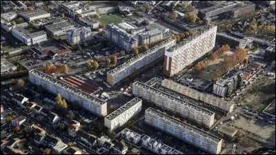 Ville de Seine-Saint-Denis, traversée par canal de l'Ourcq, peuplée de 54 000 habitants :