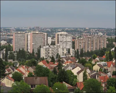 Ville du Val-de-Marne, située à l'extrémité nord du département, en bordure du bois de Vincennes, peuplée de 53 000 habitants :