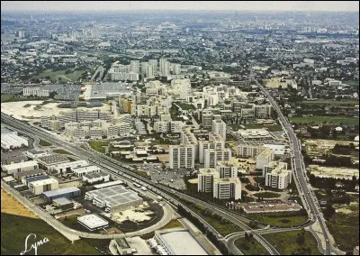 Ville des Yvelines, située sur la rive droite de la Seine, deuxième commune du département par la population avec 58 000 habitants :
