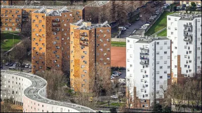 Ville de Seine-Saint-Denis, limitrophe du 19e arrondissement de Paris, peuplée de 87 000 habitants :