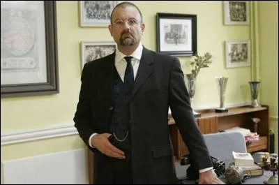 Monsieur Navaron est le surveillant général.