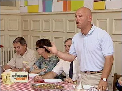 Le professeur de sport accompagne les élèves dans une sortie...