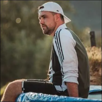 Quel est le pseudo de la personne sur l'image ?