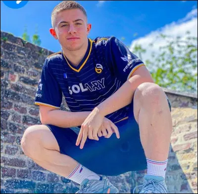 Qui est la personne sur l'image ?