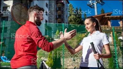 À qui un joueur doit-il serrer la main à la fin d'un match ?