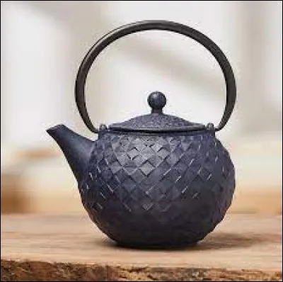 Le mot "théière" est bien orthographié.