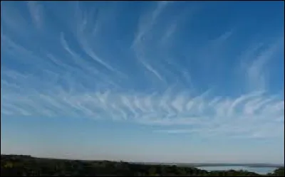 La troposphère terrestre s'étend, en moyenne, entre 12 et 50 km d'altitude.