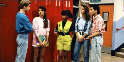 Dans "Sauvés par le Gong", quel est le nom du lycée où vont Zack, Jessie, Slater et Kelly ?