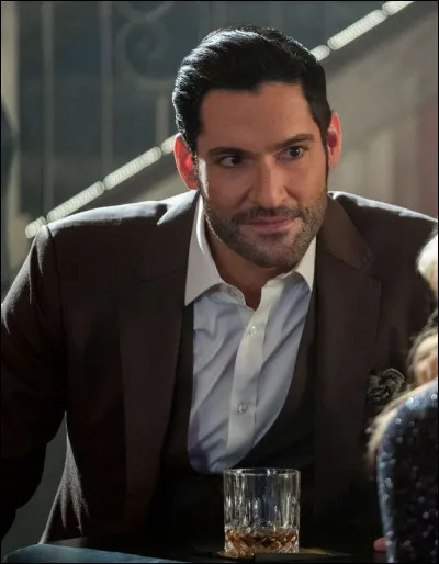 Dans ''Lucifer'', avec qui Lucifer se met-il en couple ?