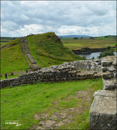 En quelle ann&eacute;e fut construit le mur d'Hadrien ?