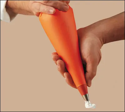 Est-ce que le nom de cet ustensile est une fouille, une poche avec un embout, utilis&eacute;e pour d&eacute;corer ou garnir les mets ?