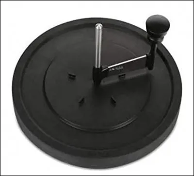 Est-ce que le nom de cet ustensile est une girole servant &agrave; faire des copeaux de fromage ?