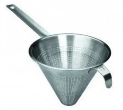 Est-ce que lr nom de cet ustensile est un p&eacute;kinois, une passoire fine &agrave; grille conique ?