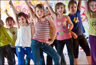 Quel mot n'est PAS synonyme de ''boum'' fête musicale et dansante organisée par des adolescents ?