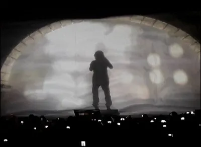 Qui est l'auteur-compositeur-interprète, qui s'est surnommé lui-même de ''chanteur énervant'', de la chanson ''La Boum'' ?