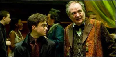 Qui accompagne Harry à la soirée de Slughorn ?