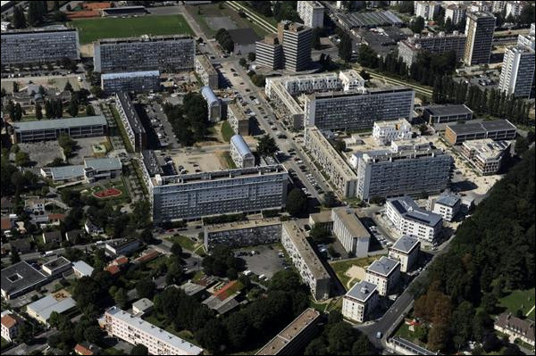 Ville de Seine-Saint-Denis, située à 15 km à l’est de Paris, sur le flanc sud du plateau de la forêt de Bondy, transformée par les Grands ensembles construits dans les années 60, peuplée de 27 000 habitants :