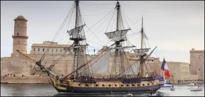 Sur un navire, quel côté est appelé "tribord" ?