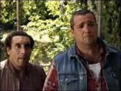 Comment s'appellent les deux ouvriers embauchés par l'agent immobilier ?