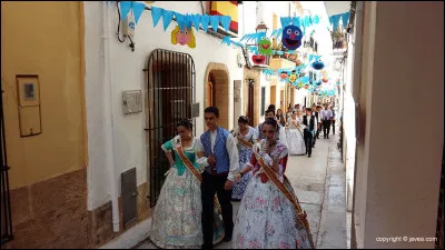 Comment se nomme cette forme musicale et danse ancienne, au XVIIe s., ritournelles originaires d'Espagne que l'on suppose avoir été jouées ou chantées dans la rue ?