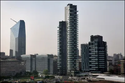 La douzième ville est une ville italienne, peuplée de 1,4 million d'habitants :