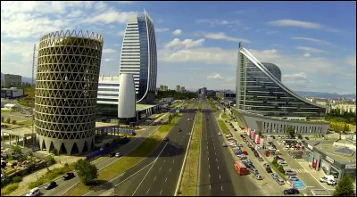 La quatorzième ville avec 1,24 million d'habitants, est une capitale de l'Europe du sud-est :