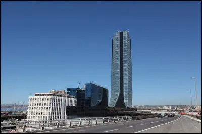 La vingtième ville, avec 865 000 habitants, est bordée par la Méditerranée :