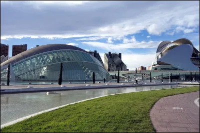 La vingt-deuxième ville, avec 790 000 habitants, est une ville espagnole :