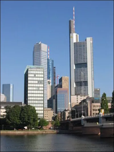 La vingt-quatrième ville, peuplée de 740 000 habitants, est une ville allemande :