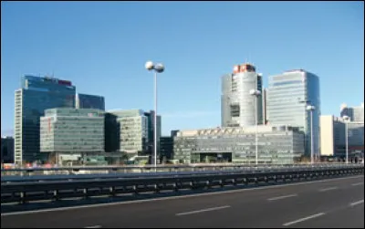 La cinquième ville est une capitale peuplée de 1,9 million d'habitants :