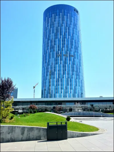 La sixième ville, capitale d'un Etat du sud-est de l'Europe, compte 1,88 million d'habitants :