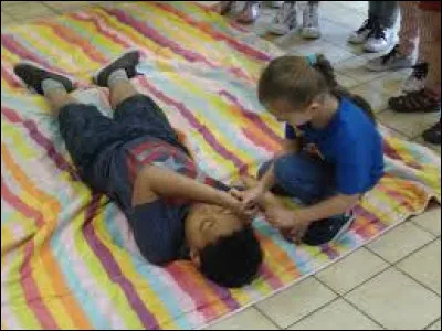 La force d'un enfant de 10 ans est suffisante pour sauver une personne adulte qui ne respire plus.