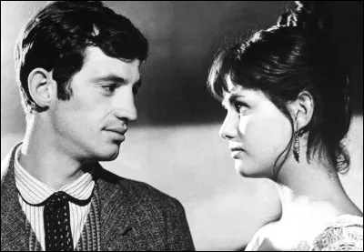 Qui accompagne Belmondo dans le film "La Viaccia" ?