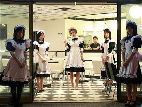 Un salon de thé dans lequel les jeunes serveuses sont déguisées en héroïnes de manga. Elles accueillent les clients comme leurs maîtres.