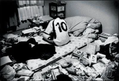 Personne solitaire, renferm�e sur elle-m�me, qui a du mal � communiquer avec d'autres personnes et qui ne sort jamais de chez elle. Pathologie qui touche de nombreux jeunes adultes.