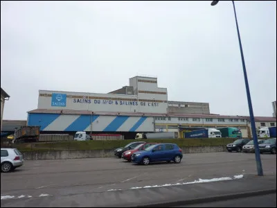Dans quelle ville la mine et la saline sont-elles install&eacute;es ?