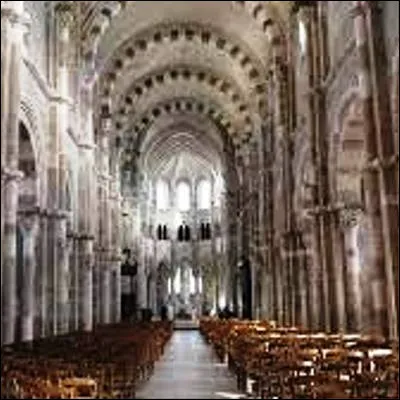 Quelle basilique romane du XIIe si&egrave;cle, inscrite au patrimoine mondial de l�UNESCO, est un lieu de p&egrave;lerinage important sur le chemin de Compostelle ?