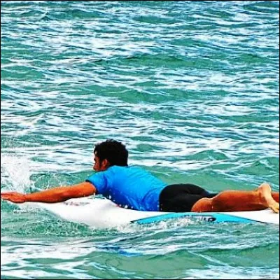 Quel sport consiste &agrave; se d&eacute;placer en mer sur une planche en ramant avec les bras ?