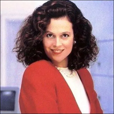 Quelle actrice subit les manipulations de Sigourney Weaver dans le film "Working Girl" ?