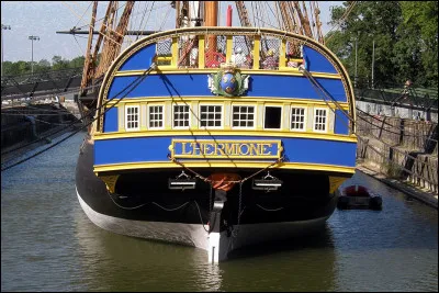 "L'Hermione" sort du port : vous voyez d'ici ... ?