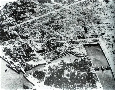 Les 5 et 6 septembre 1944, une ville française est en grande partie détruite par les bombardements alliés :