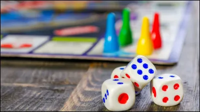 Au jeu ''pierre, papier, ciseau'', entre le papier et le ciseau, qui gagne ?