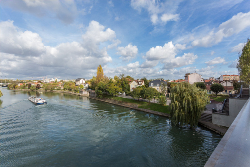 Ville du département du Val-de-Marne, située à l'est du bois de Vincennes, traversée par la Marne qui sépare la ville en deux, peuplée de 19 000 habitants :