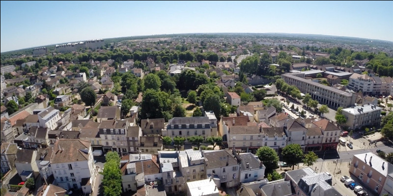 Ville du département de l’Essonne, bordée par l'Yerres juste avant son confluent avec la Seine sur sa rive droite, peuplée de 23 000 habitants :