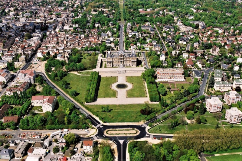 Ville du département des Yvelines, située sur la rive gauche de la Seine et bordée par la forêt de Saint-Germain, peuplée de 23 000 habitants :